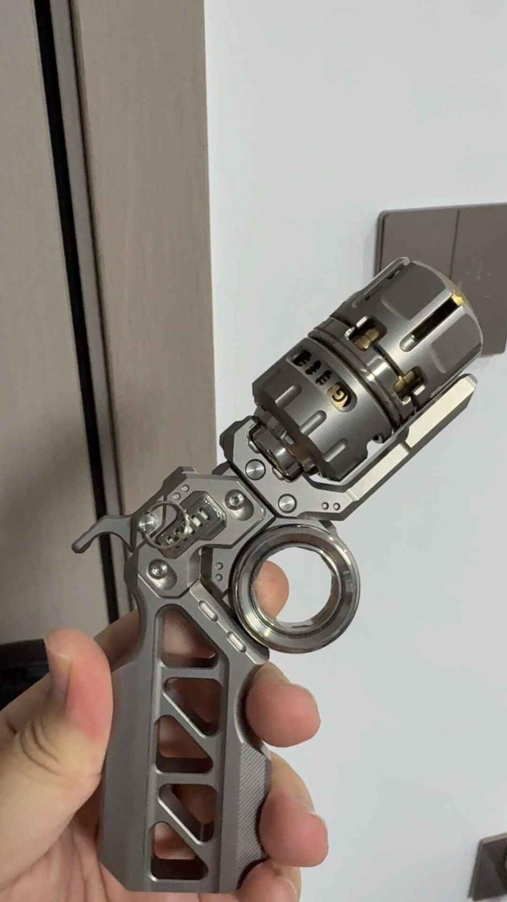 Destroyer Titanium Brass + Handel