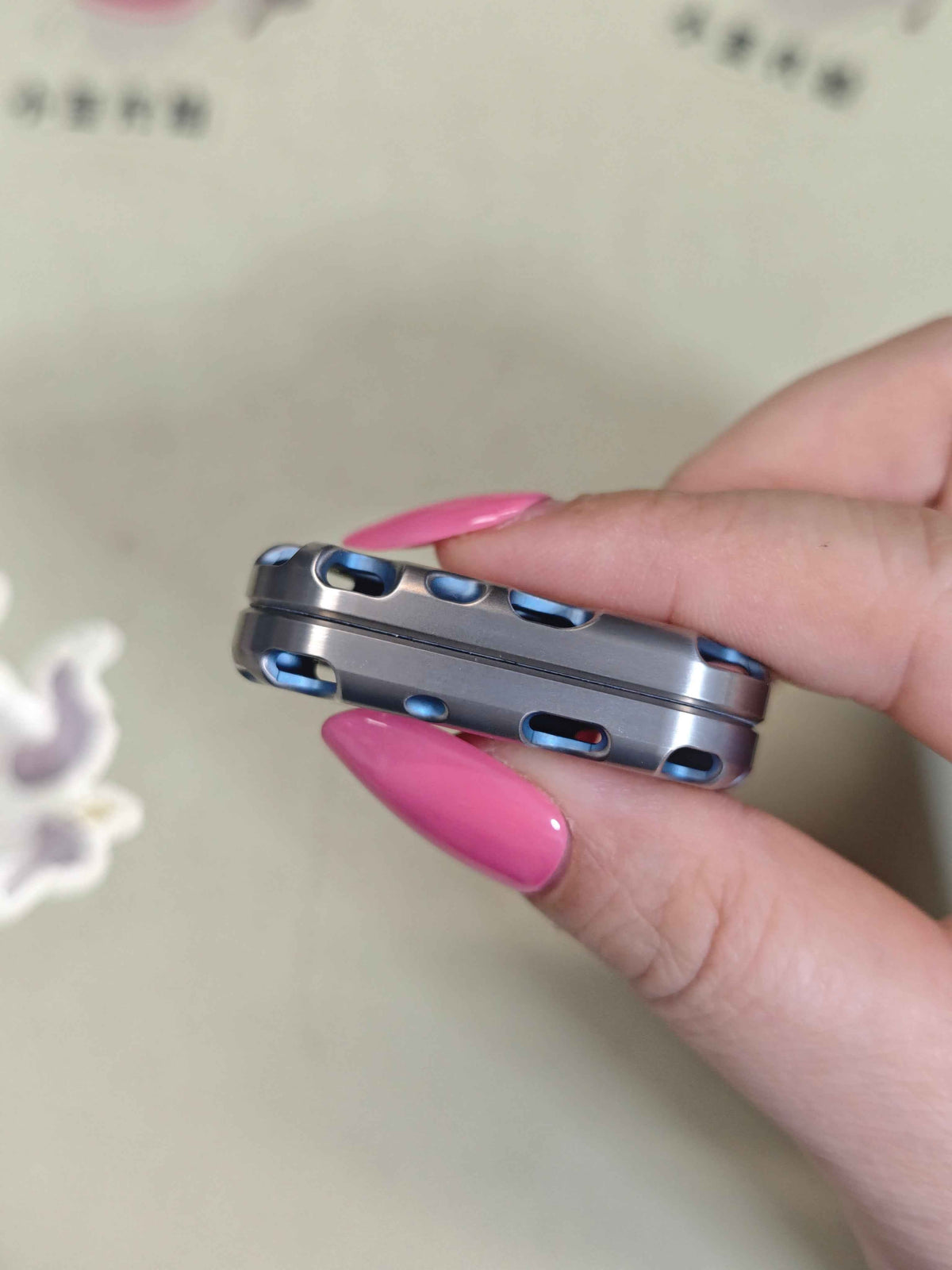 Top B Fingerprint Titanium