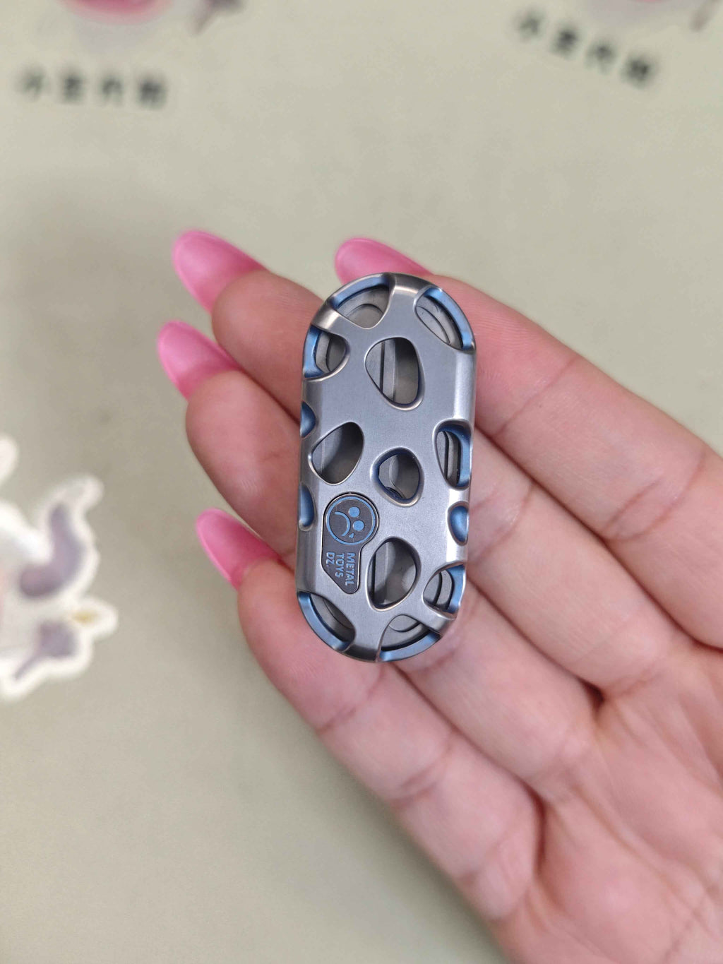 Top B Fingerprint Titanium